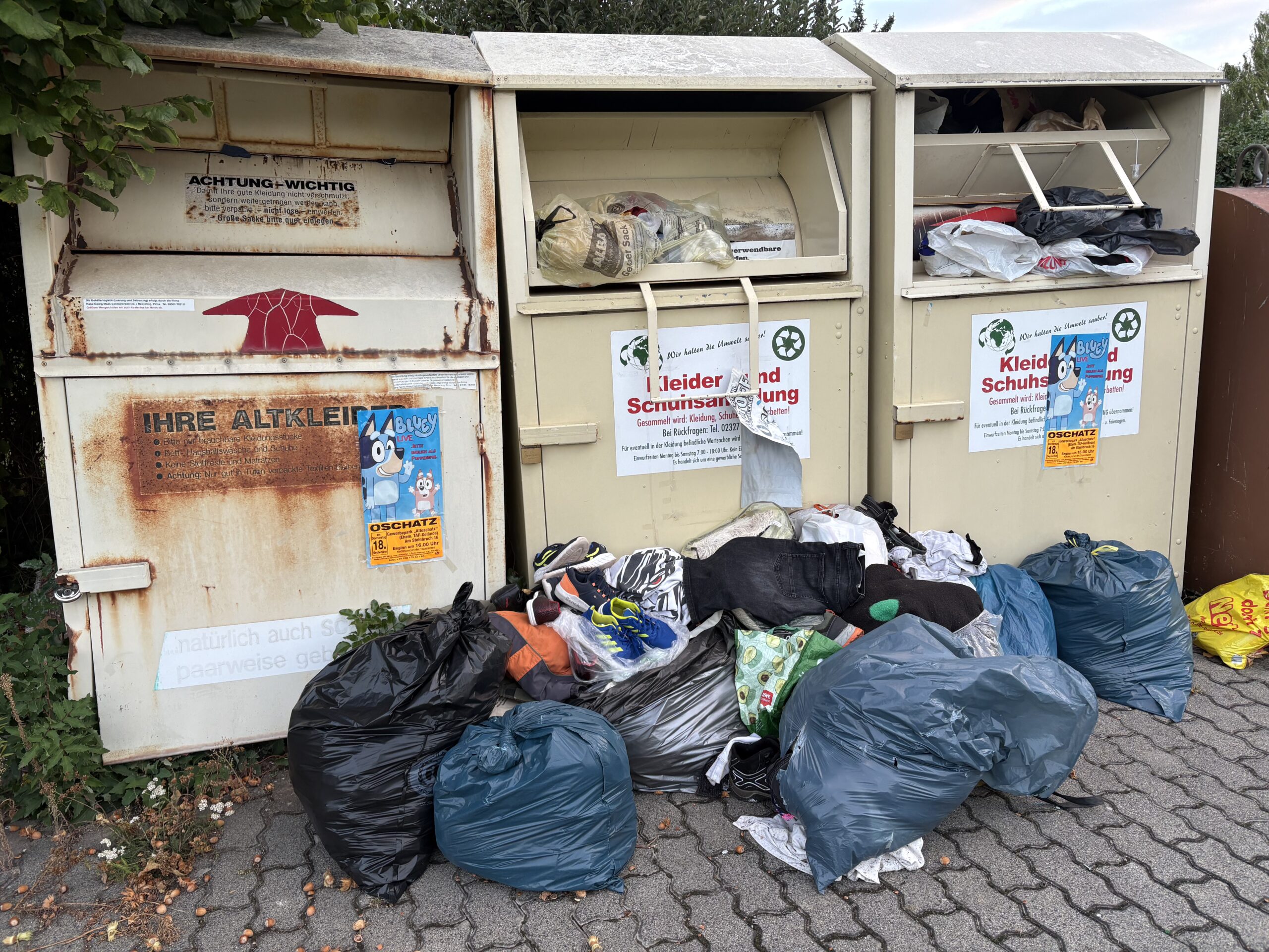 Vermüllung von Containerstellflächen für Alttextilien